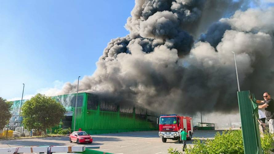 FOTO Požar u Kaštel Sućurcu još nisu proglasili ugašenim, rade na sanaciji. Šteta će biti velika?