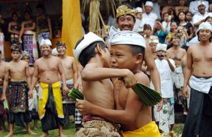 Muškarci s Balija u ritualu dokazivanja muškosti