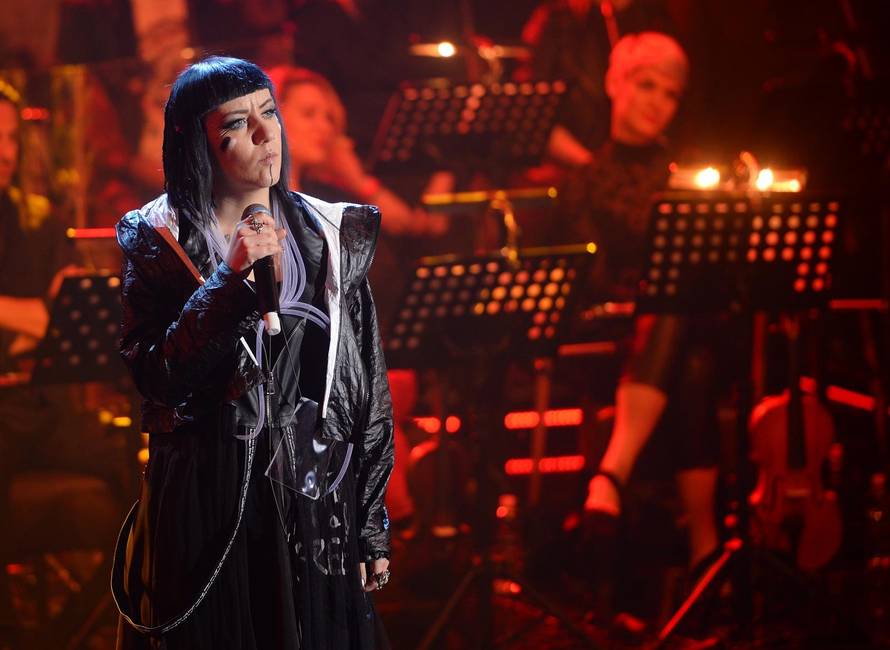 Kraljić pozirala gola, prozirna tkanina skrivala joj je atribute