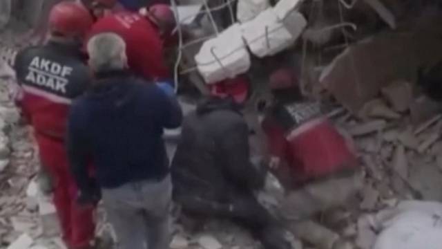 Strašan pad ruševina na spasioce u potrazi za preživjelima u Hatayu