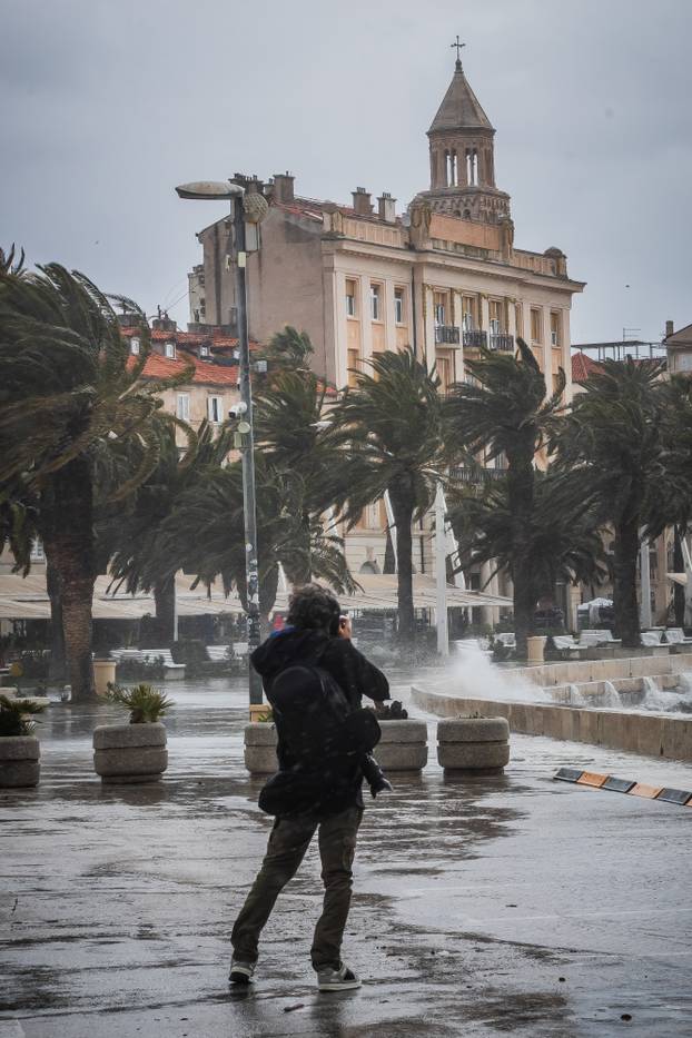 Split: Orkansko jugo potopilo rivu te stvaralo probleme u pomorskom prijevozu