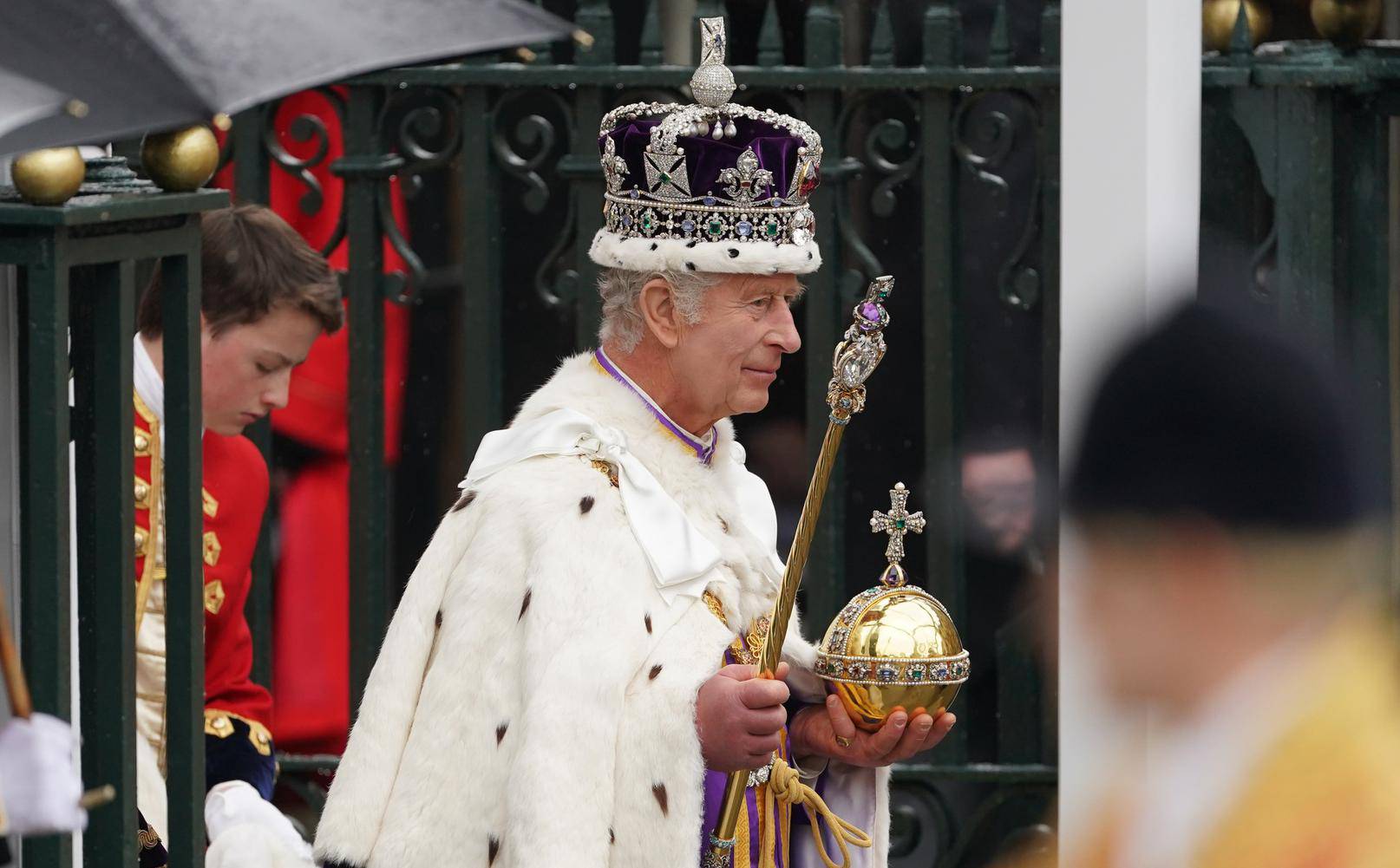 Kralj  Charles III. nakon krunidbe odlazi u pala?u