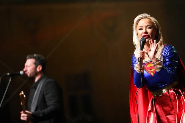 Maja Šuput obučena kao Supergirl nastupala na otvorenju Samoborskog fašnika