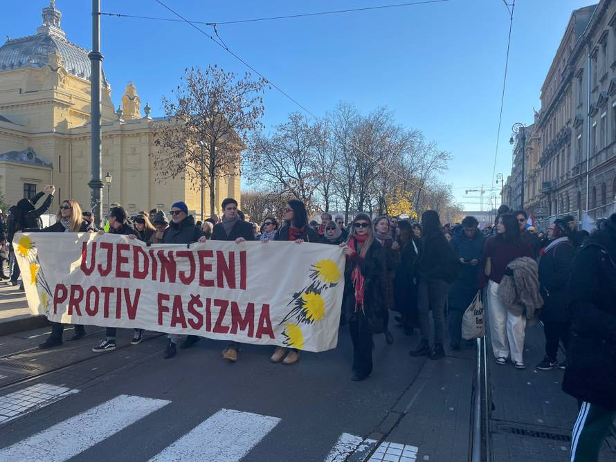 FOTO Marš protiv fašizma: U Rijeci policija spriječila sukob, u Zadru povorku napali bojom