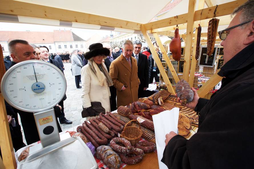 Charles i Camilla u Osijeku: Na trgu ih je dočekalo 2000 ljudi