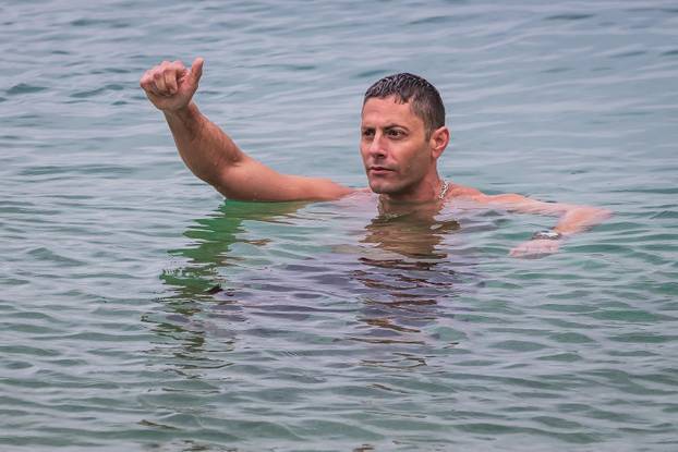 Makarska: Robert Tarčuki svaki dan se kupa unatoč zimi