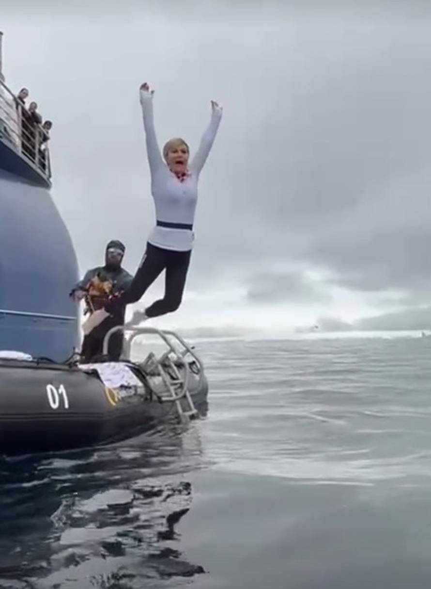 FOTO Kolinda se okupala na Antarktici, pogledajte skok u ledenu vodu: Jedan, dva, tri!