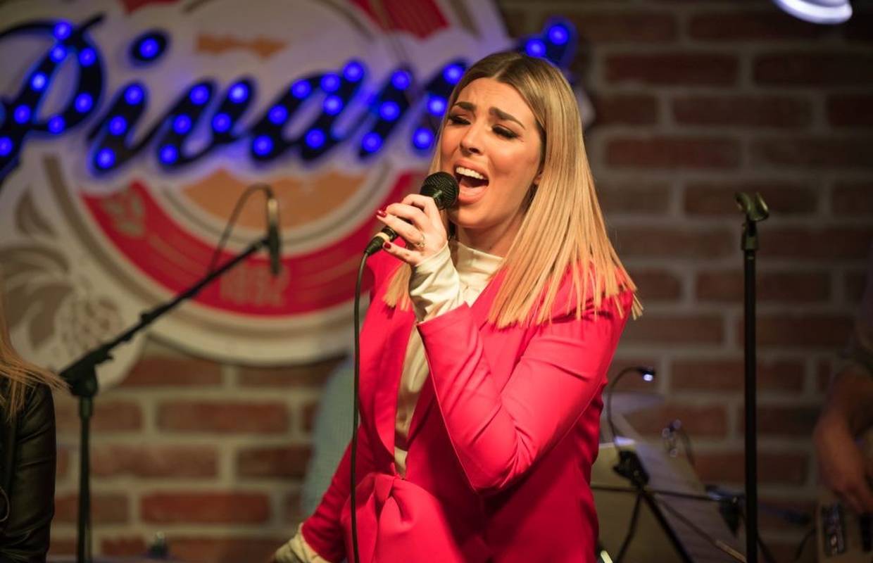 Lea Mijatović sinoć je ponosno predstavila prvi solo album