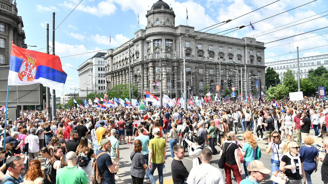 FOTO Tisuće na ulicama u Srbiji traže bolje radne uvjete. Ispred zgrade Skupštine peku - roštilj!