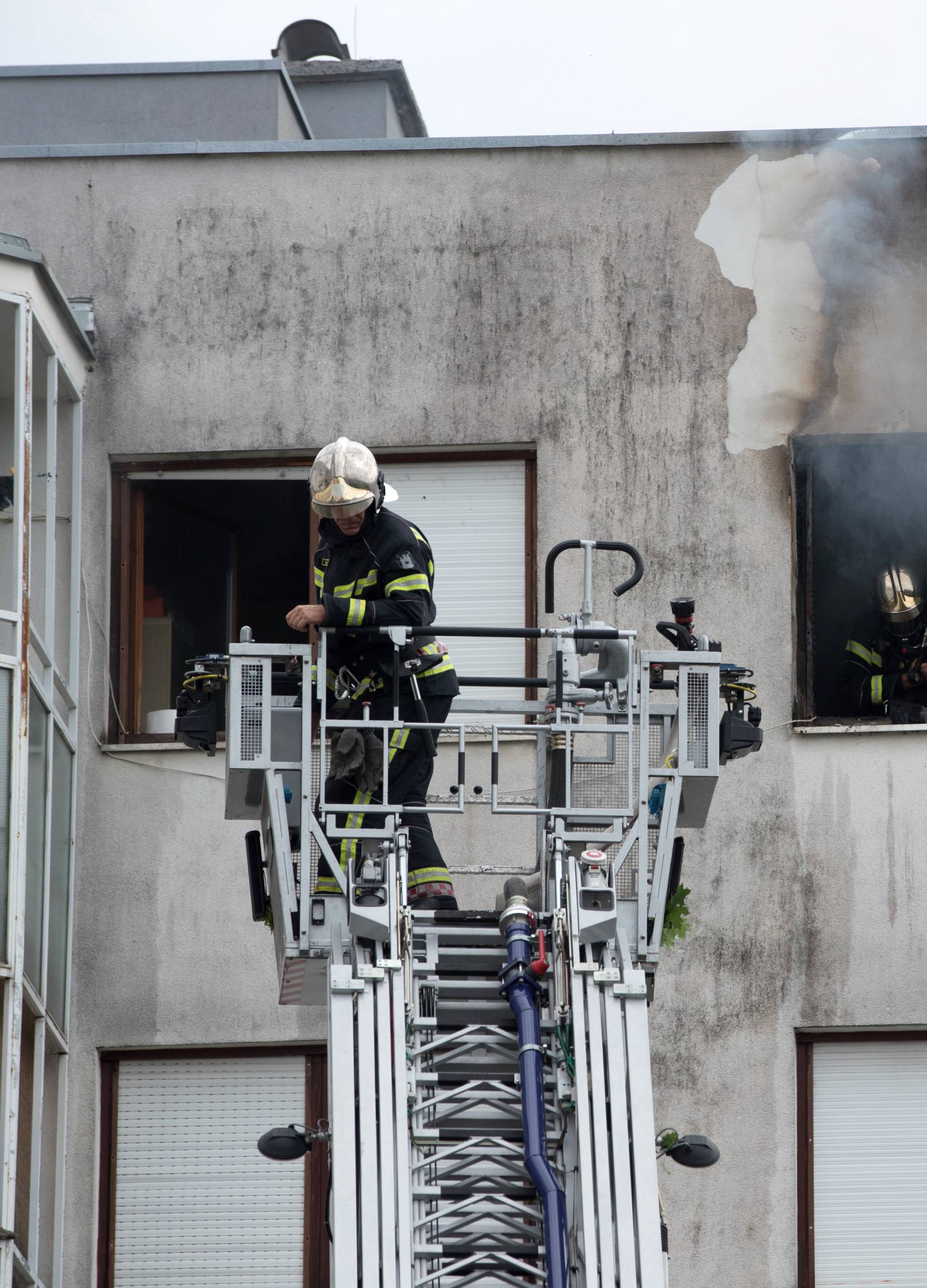 Izgorio stan na 4. katu: 'Čula se eksplozija, letjelo je staklo'