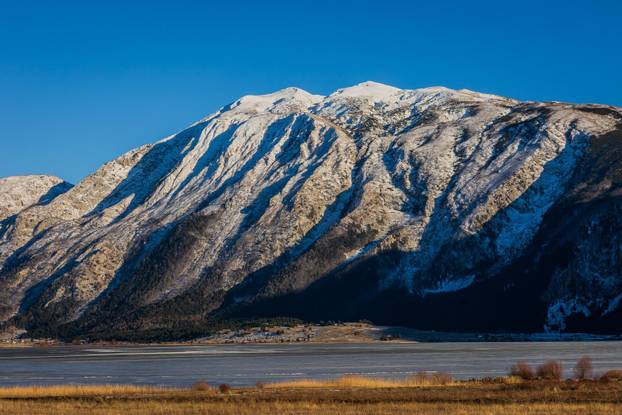 Park prirode Blidinje i zaleđeno jezero tijekom sunčanog zimskog dana