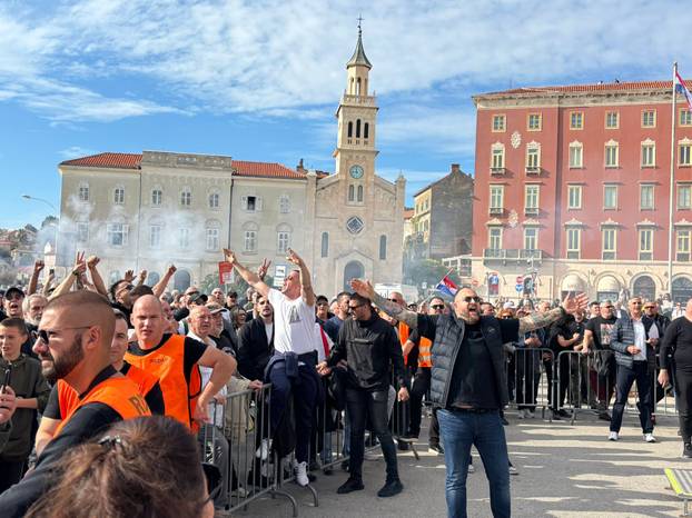 FOTO Prosvjed na Rivi. Stigao je i tip s 'Hitlerovim brčićima'