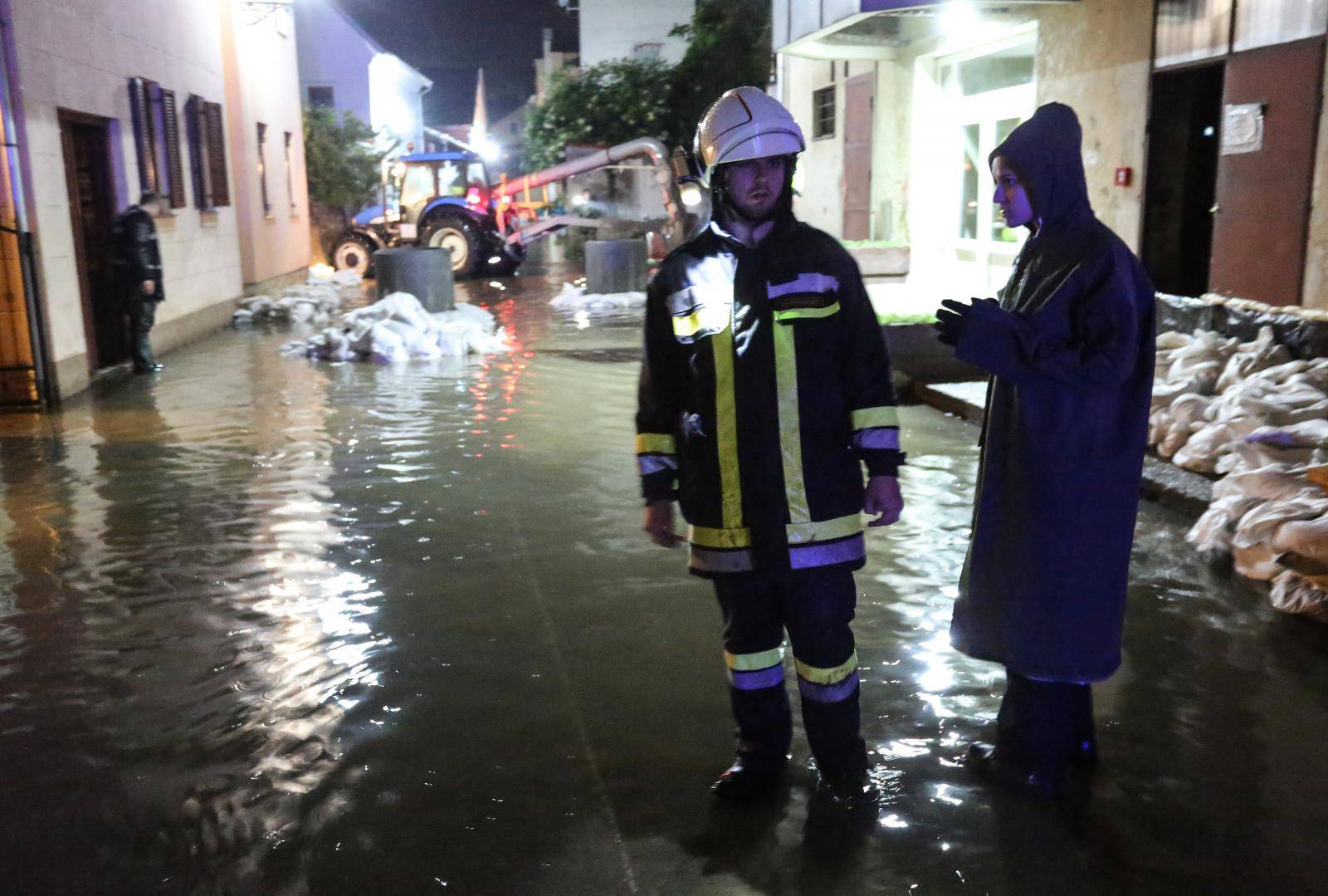 U noÄnim satima mjeÅ¡tani Kostajnice nastavljaju borbu s rijekom Unom