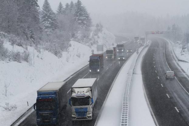 Delnice: Snijeg pada u Gorskom kotaru
