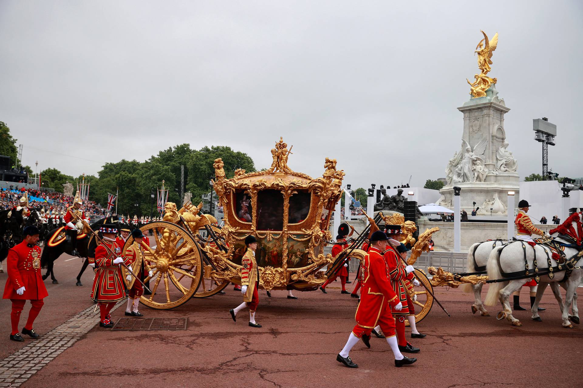 Kraljičini konjanici provezli njenu zlatnu kočiju koja se koristi samo za krunidbe ze jubileje