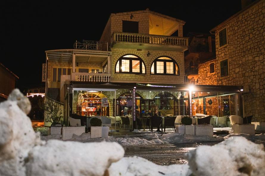 Tuča je pogodila Jadran: 'Aute smo morali izvlačiti bagerima'