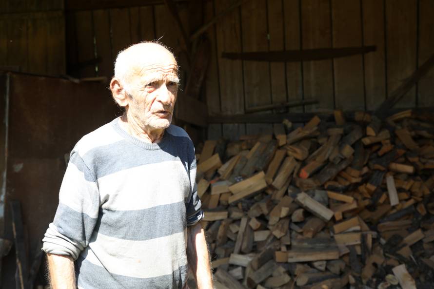 Stanko Samac, jedan od mnogih starijih na Baniji koji si ne mogu priuštiti drva za ogrijev 
