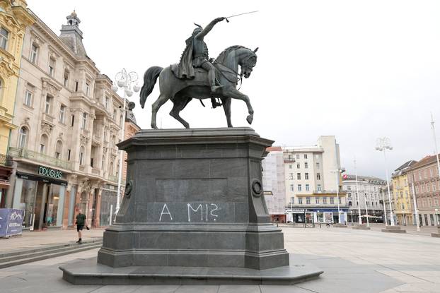 Zagreb: Na spomeniku banu Jelačiću osvanuo natpis "Srbi se bore, a mi?"