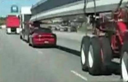 Ja želim poginuti!: Autom vozio ispod velike cisterne