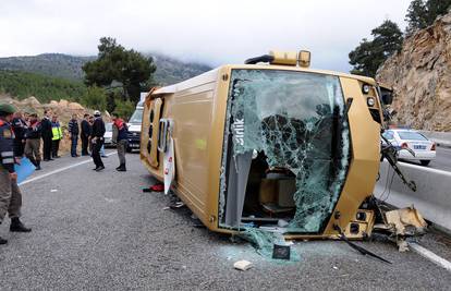 Turska: Prevrnuo se autobus s turistima, 22 ljudi ozlijeđeno