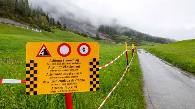 Evacuation due to rockslide in the village of Brienz
