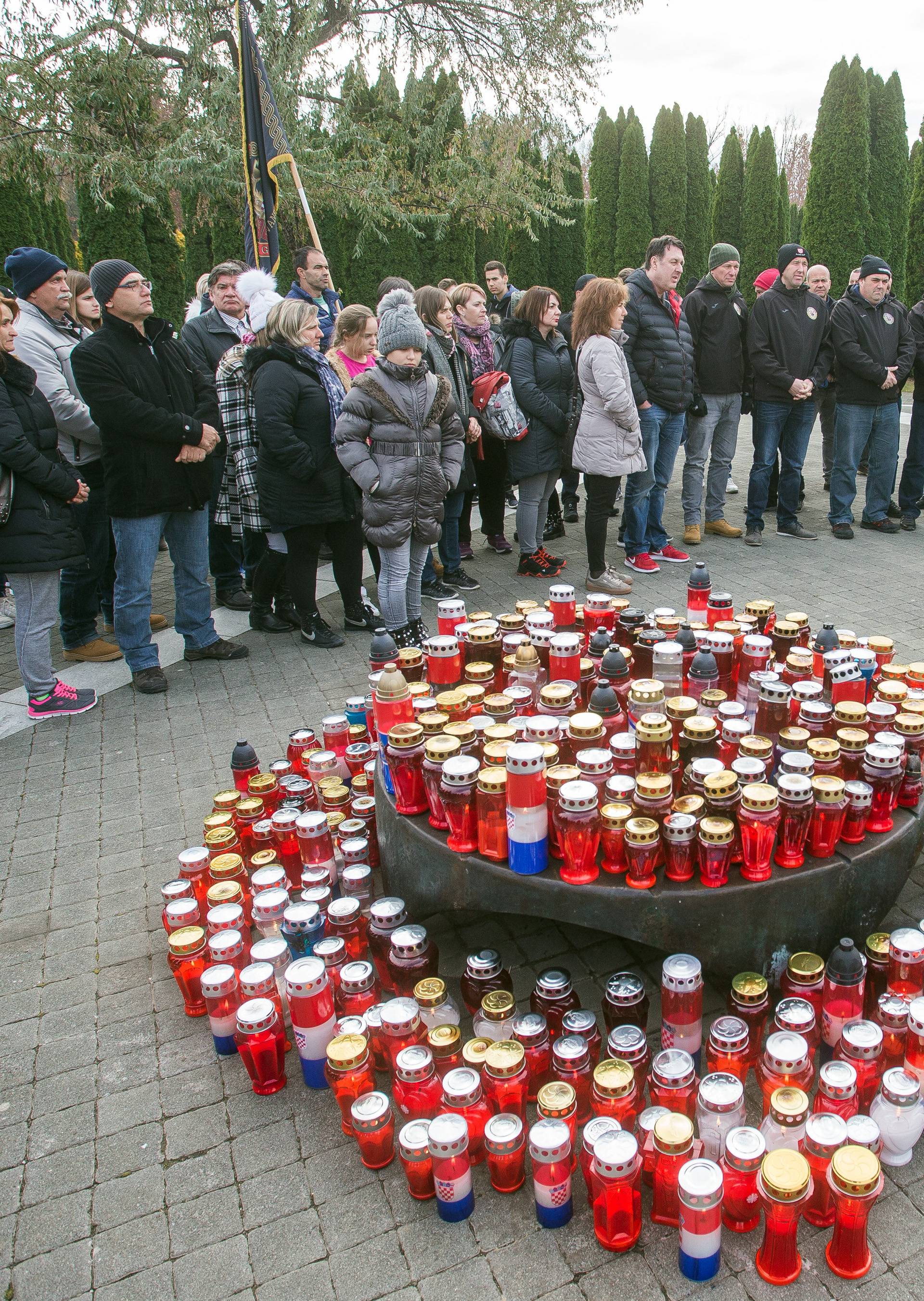 Vukovar: Velik broj ljudi na groblju uoÄi Dana sjeÄanja za Å¾rtvu Vukovara