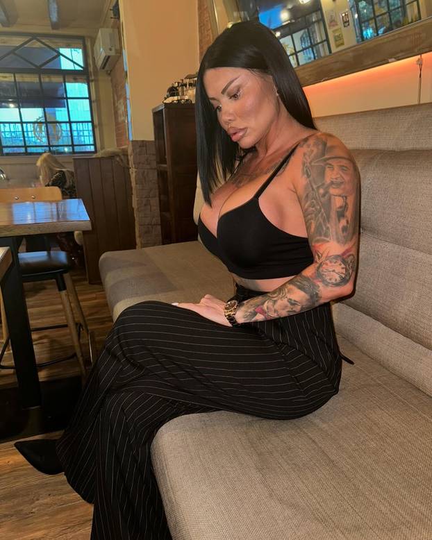 FOTO Sudionici reality showa na dvorištu pukao silikon stražnjice