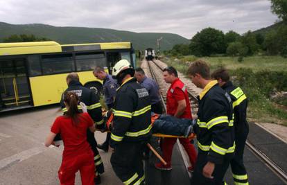 Putnički vlak naletio na bus: Najmanje sedmero ozlijeđenih