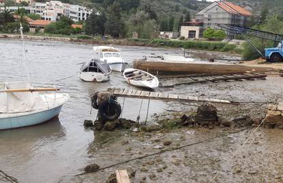 Meteorološki tsunami pogodio Velu Luku, nasukale se brodice