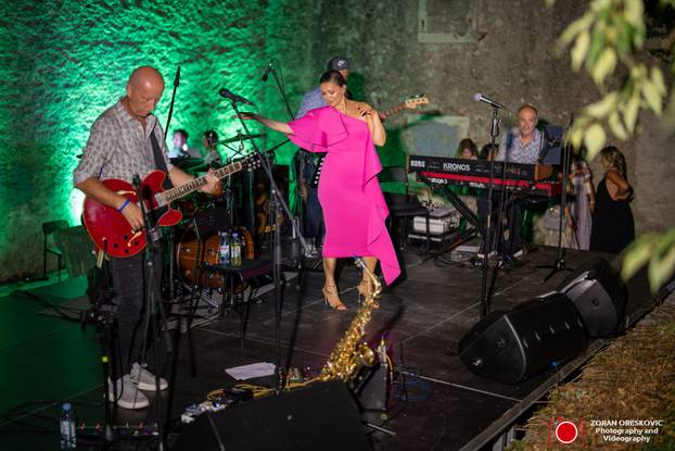 FOTO Karlobag zasjao u znaku mode i glazbe: Duchess revija i koncert Nine Badrić na Fortici