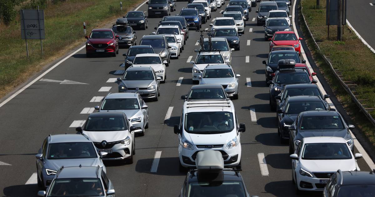 Slovenian State Highway Management Company Urges Public Administration Employees to Work from Home During May Day Holidays to Ease Traffic Congestion