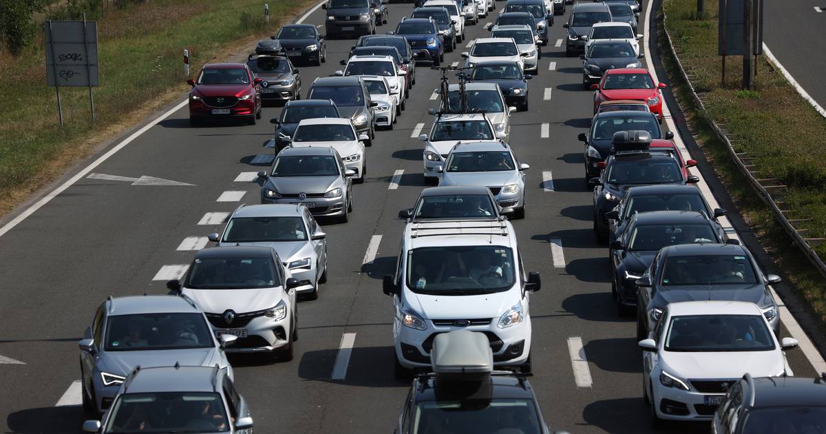 Slovenia’s Government Ignores Appeal to Ease May Day Traffic Congestion, While Koper Police Warn of Increased Road Dangers