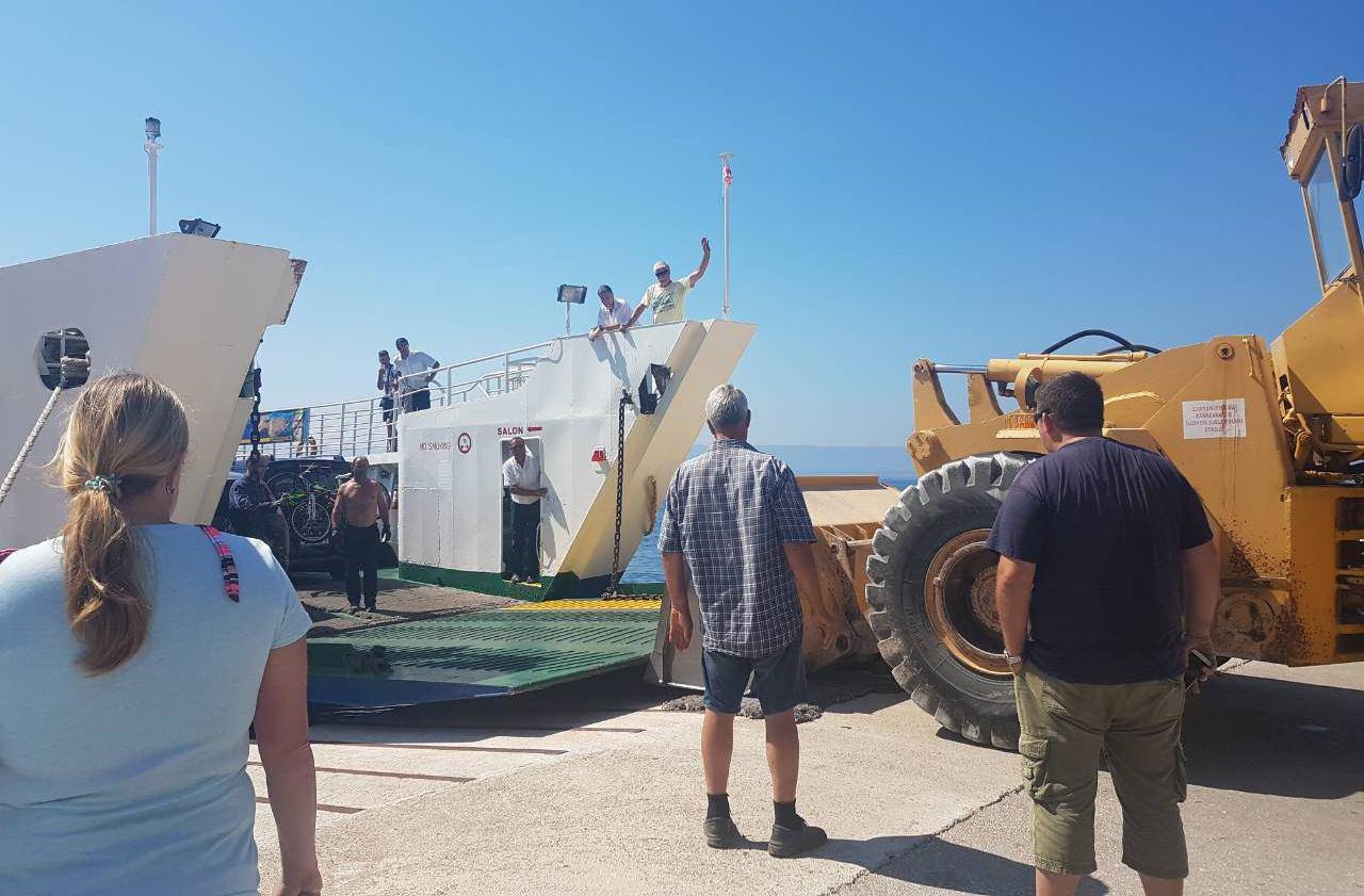 Zaglavila se rampa na trajektu, turiste s broda spasio bagerist