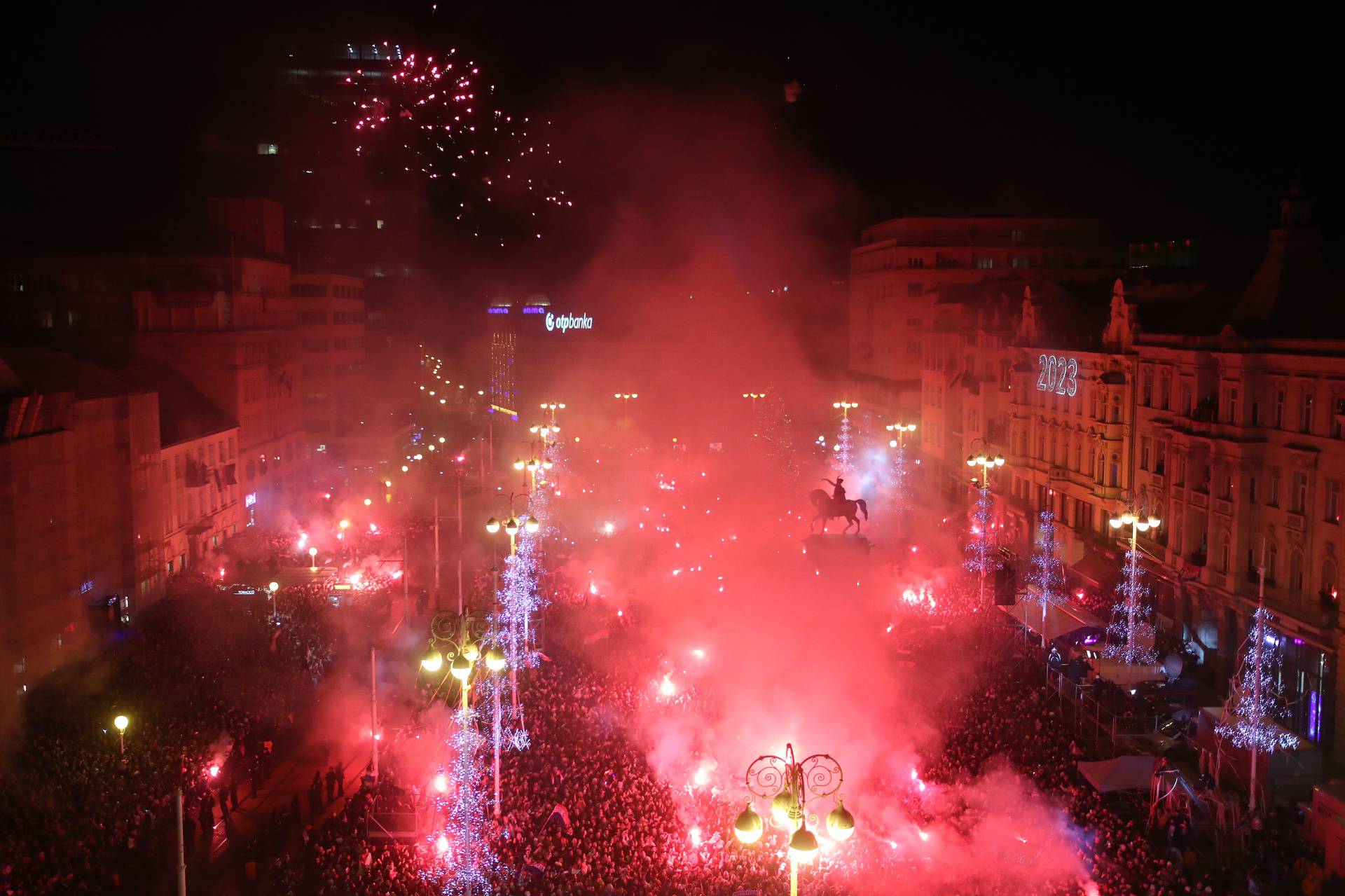 Zagreb: Pogled na atmosferu na dočeku Vatrenih na trgu