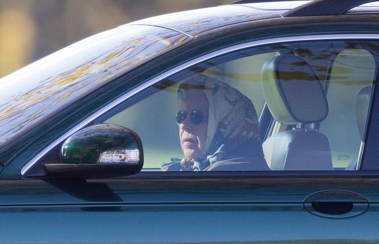 Kraljica Elizabeta po izlasku iz bolnice provozala svoj Jaguar