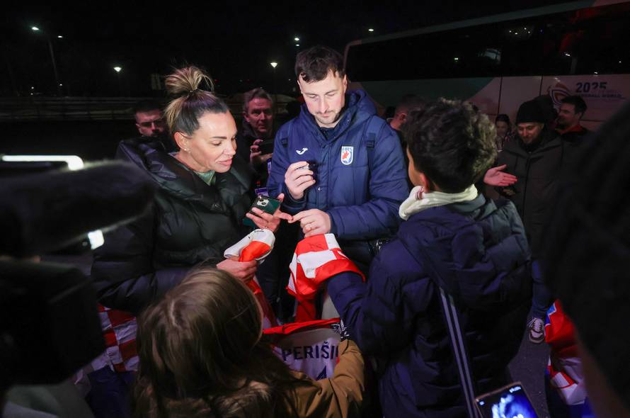 Navijači ispred Unity Arene u Oslu gdje reprezentacija ima trening