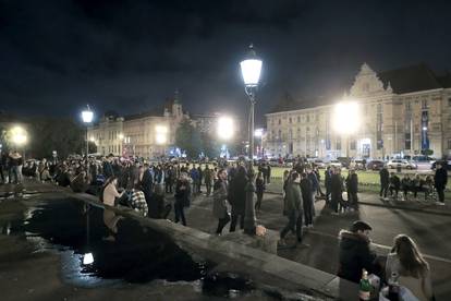 Zagreb: Plato ispred HNK-a proteklih mjeseci postalo je najpopularnije okupljalište mladih