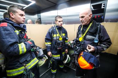 Zagreb: Vatrogasci pod punom opremom pretrčali 666 stepenica u humanitarne svrhe