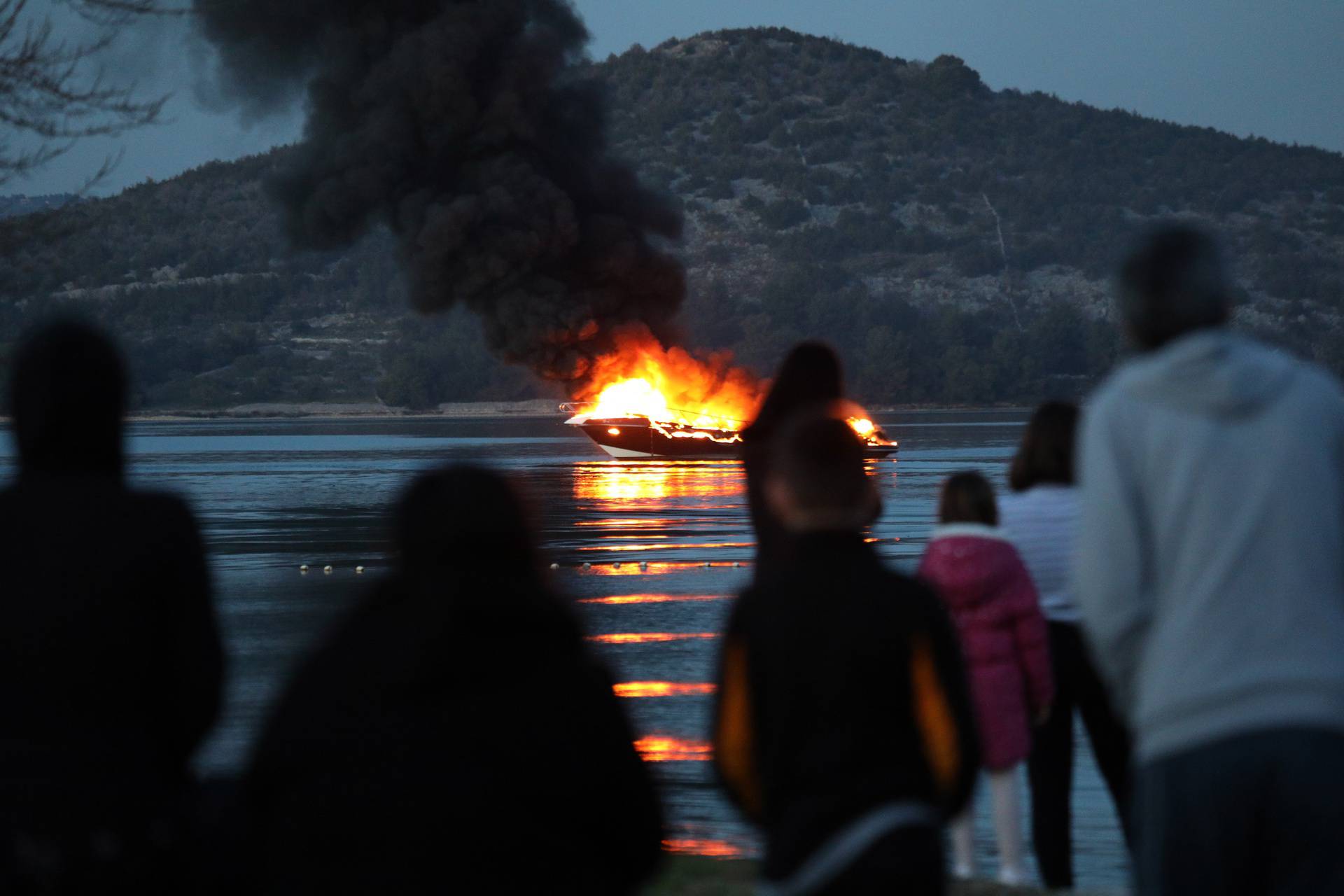 Buktinja u moru kod Šibenika: Zapalila se motorna jahta, gusti crni dim došao je do marine