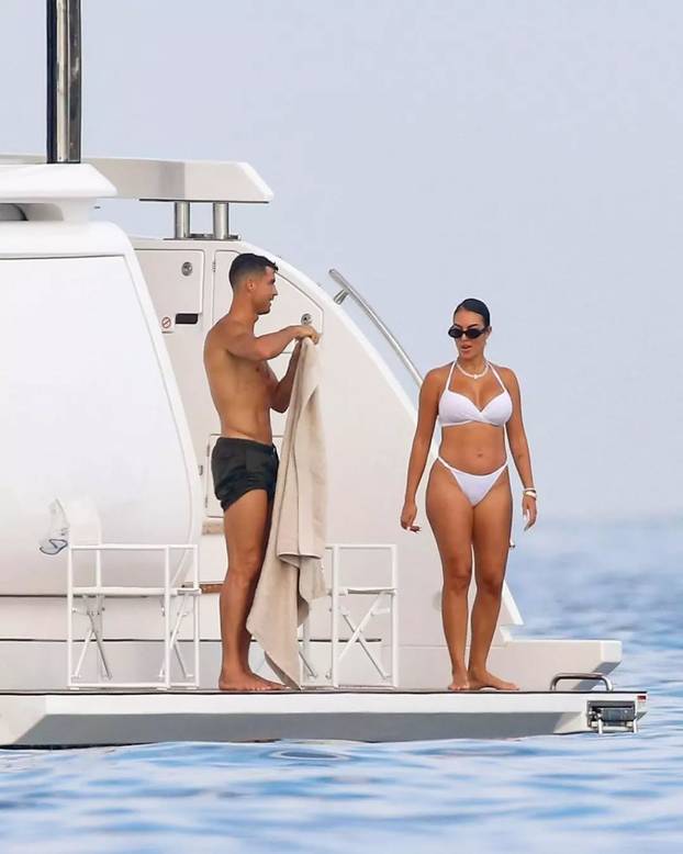 Georgina u tangicama na palači na vodi. Luksuz po mjeri CR7