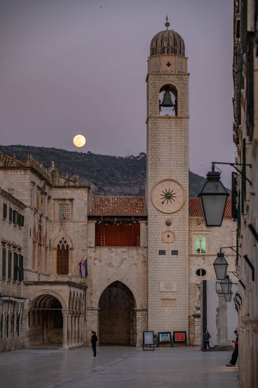 Ružičasti supermjesec nad Dubrovnikom