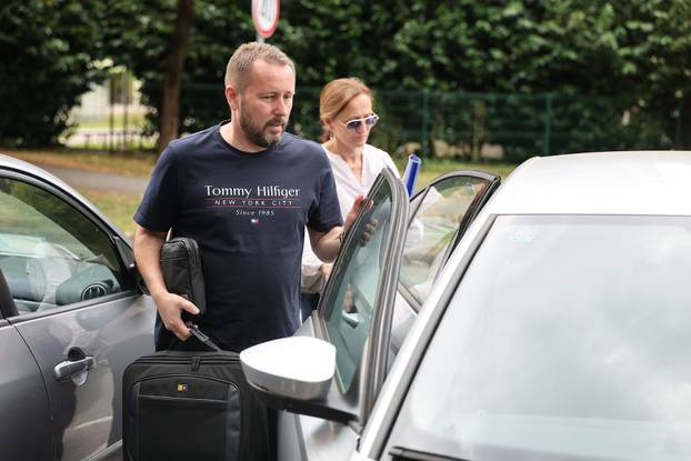 Zagreb: USKOK-ovi istražitelji izlaze iz prostorija HOO-a