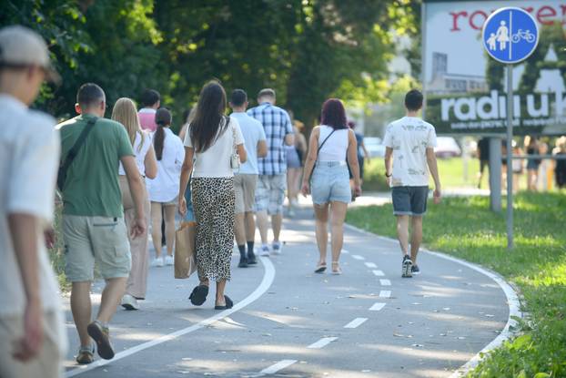 Zagreb: Na Hipodromu se okupljaju fanovi Eda Sheerana gdje će večeras održati koncert