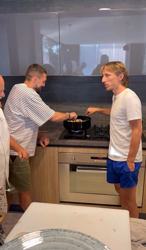 Loptu zamijenili kuhačom: Luka Modrić i Mateo Kovačić stigli na Pelješac i pripremili riblju juhu