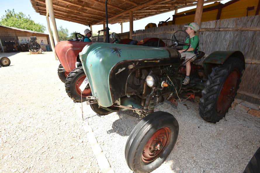 Silvio je naš kralj traktora: U kolekciji ima Ferrari, Porsche...