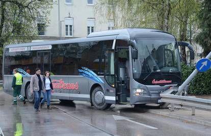 Autobus udario u stup u Sisku: Lampa je otpala i pala na auto