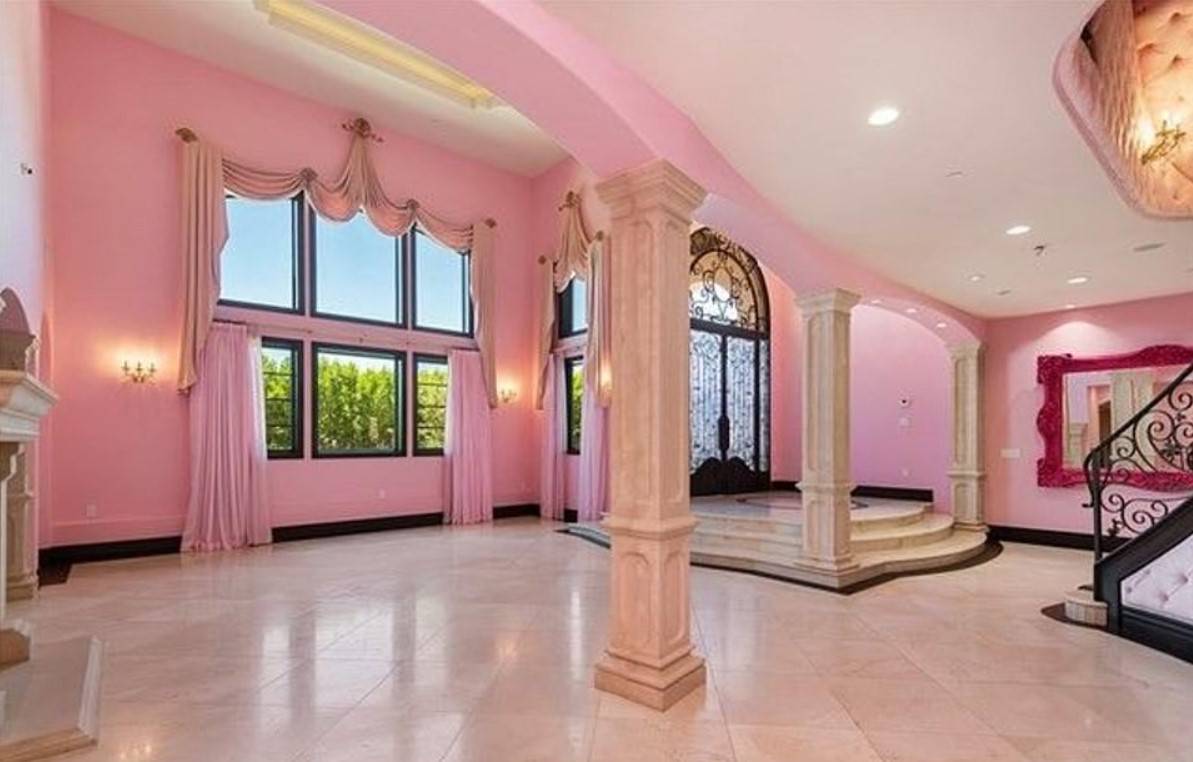 Slavni YouTuber prodao vilu za 21 mil. kuna: Trezor mu je čuvao zaštitar, a svi zidovi su ružičasti