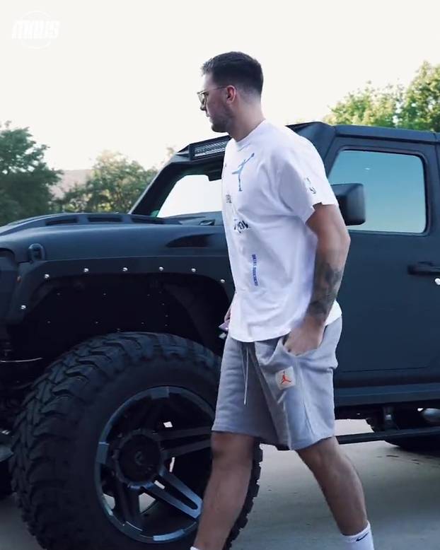 FOTO Ovo je Dončićeva garaža. Ima čak i 'tenk' za apokalipsu