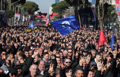 Prosvjedi u Albaniji, traži se ostavka premijera Rame: Na ulicama Tirane više tisuća ljudi
