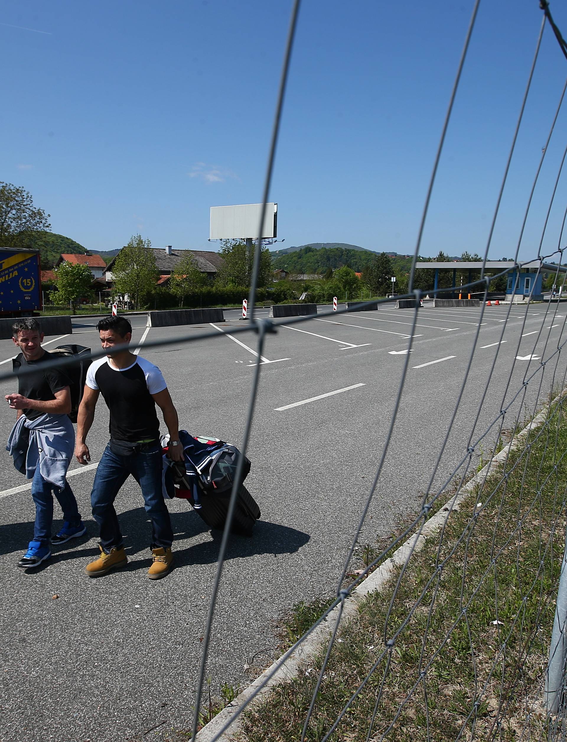 Kaos na Bregani: Ljudi izlaze iz buseva i granicu prelaze pješke